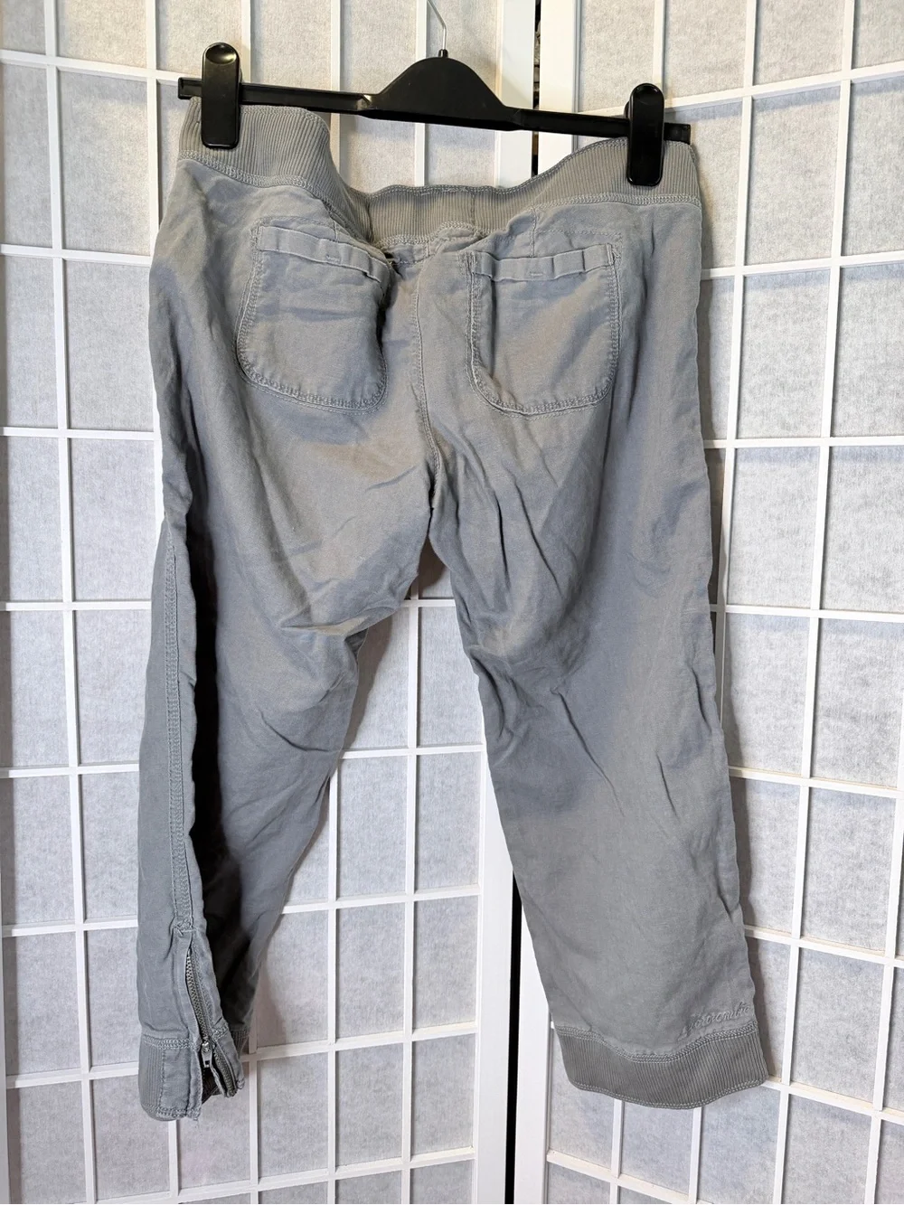 Abercrombie & Fitch Light Gray Cropped Jogger capri